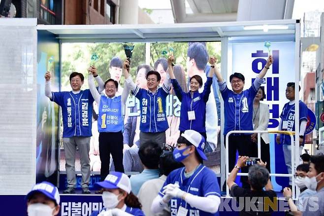 (왼쪽부터)김경훈 대전 중구청장 후보, 박범계 국회의원, 허태정 대전시장 후보, 고민정 국회의원, 황운하 국회의원이 지지자들의 환호에 화답하고 있다. 사진=더불어민주당.