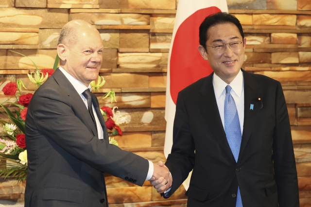 지난달 28일 일본을 방문한 올라프 숄츠 독일 총리와 그를 맞이하는 기시다 후미오 일본 총리. AP뉴시스