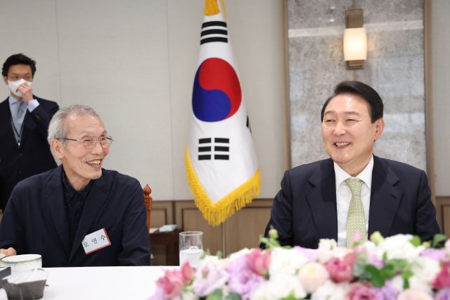 윤석열 대통령이 25일 오전 서울 용산 대통령실 청사 접견실에서 열린 국민희망대표 초청 대통령 취임 기념 시계 증정식에서 윤 대통령의 이름이 새겨진 시계를 선물하기에 앞서 배우 오영수씨와 환담하고 있다.  [대통령실 제공]