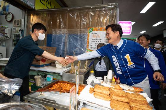 (서울=뉴스1) 유승관 기자 = 송영길 더불어민주당 서울시장 후보가 25일 서울 성북구 길음시장에서 상인들과 만나 인사하며 지지를 호소하고 있다. 2022.5.25/뉴스1