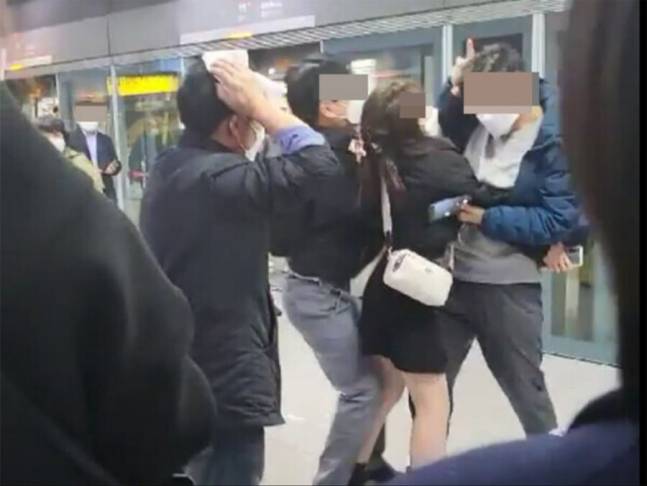 서울 지하철 9호선 안에서 술에 취한 20대 여성 김모 씨가 60대 남성 A 씨를 폭행하는 모습과 관련한 사진. [커뮤니티 캡처]