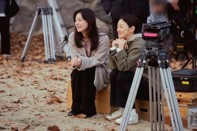 JTBCs Saturday Drama My Liberation Diary is about to end in the popular and loving atmosphere of viewers.My Liberation Diary is showing its true value every time.The 14th recent ratings were 6.5 percent in the Seoul metropolitan area and 6.1 percent nationwide (based on Nielsen Korea and paid households), which once again hit its highest.The topicality is also All Kill.According to Good Data Corporation, a TV topic analysis agency, My Liberation Diary kept the top spot for the third consecutive week in the drama TV topic, while Son Seokgu and Kim Ji-won showed popularity for the fourth consecutive week in the drama cast topic.The last 13 and 14 episodes have been a series of unforeseen events, raising the audiences immersion: the death of Mother and Sister was the biggest of them.When Kwak Hye-sook (Lee Kyung-sung), who was the center of the Family, left, the vacancy was clearly revealed.Since it was something no one had ever imagined, Sam Brother and Sister and Yeom Je-ho (Cheon Ho-Jin) had to endure hard times.But the pain of loss has also made a difference to the Family: your family, unlike before, relied on each other, understood each other, and endured a difficult time together.My Liberation Diary asked a lot of questions about life, drawing a picture of life that continued after loss.Family and the meaning of the house, the meaning of being alive, and the feminist movement in life, I talked deeply with various topics.The appearance of Mr. Koo (Son Seokgu), who visited the dissemination again, was impressive, and like the wild dogs caught in the capture frame, Mr. Koos life back in Seoul was like being trapped somewhere again.Feeling empty that is not filled, he went to the village with a meaning similar to home to him at the end of Samsik who wanted to go home.But Family, who always seemed to be there, had already dispersed.Feeling complex feelings in the changed landscape, Koo called my courage to Kim Ji-won, and the two who missed each other finally smiled brightly and the Slap.The photo, which was released on the day, contains 13 stories and 14 stories that had a hearty afternoon and warmth.After returning from her mothers funeral, Yeom Chang-hee (Lee Min Ki), who had been talking about her past with her friends, was an unforgettable scene.Lee Min Ki got a favorable response by releasing the sadness and the heartbreak of Yeom Chang-hee with realistic acting.The Family trip of Yeom Jae-ho and Sam Brother and Sister also made viewers eyes red.The seaside god, who has filled the change and affection of the Yeom Family, also warmed the hearts of the viewers.Lee Min Ki, Kim Ji-won, Lee El, Cheon Ho-Jins steam family moment rings deep in the public photos.Kim Ji-won and Lee El, who show smiles that resemble their own sisters, also double their warmth.The Slap ending of Yum Mi-jung and Koo is also an indispensable scene. The story of two people who have drawn a special love line is the most anticipated part.The conversation that followed the bright smile of Yum Mi-jung and Koo gave a thrill: the scene where only the couple can draw the name and introduce it like a lover who starts the first time.What end will the story of those who started again run toward?I wonder if the two will be able to meet Feminist movement together, and what meaning Yeom Mi-jung and Koo will remain to each other.