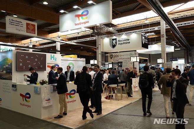 [서울=뉴시스]수소모빌리티플러스(+)쇼 조직위원회는 지난 11∼12일 프랑스 파리에서 열린 하이볼루션(Hyvolution) 전시회 및 포럼 등에 참여해 유럽 기업인 간담회와 인터뷰, 하이볼루션 참여 국내 기업인 간담회 등을 통해 국내외 기업인들의 의견을 수렴했다고 16일 밝혔다. 사진은 하이볼루션 행사장.(사진=수소모빌리티+쇼 조직위원회 제공) 2022.5.16 photo@newsis.com