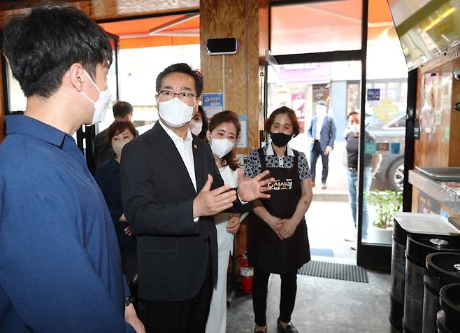 [세종=뉴시스]  정황근 농림축산식품부 장관이 23일 인천 선학동 음식문화거리를 찾아 외식물가를 점검하며, 소상공인과 대화하고 있다. (사진=농식품부 제공) *재판매 및 DB 금지