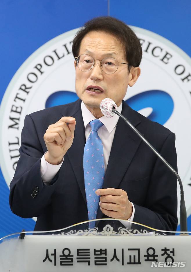 [서울=뉴시스] 김진아 기자 = 조희연 서울시교육감 후보가 25일 서울 종로구 서울시교육청에서 열린 ‘3심(心)공약’ 발표 기자회견에서 취재진 질문에 답하고 있다. 2022.05.25. bluesoda@newsis.com