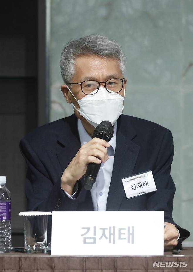 [서울=뉴시스] 고승민 기자 = 25일 서울 소공동 플라자호텔에서 뉴시스 주최로 열린 제4회 뉴시스 건설부동산 포럼 '부동산 대전환 시대, 변곡점을 넘어 안정으로' 세션2 '집값 안정을 위한 해법과 전망' 종합토론에서 김재태 서울벤처대학원대학 부동산학과 교수가 발언하고 있다. 2022.05.25. kkssmm99@newsis.com