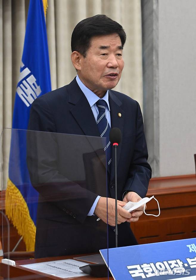 [서울=뉴시스] 전진환 기자 = 김진표 더불어민주당 의원이 24일 서울 여의도 국회에서 열린 제21대 국회 후반기 국회의장단 후보 선출 의원총회에서 국회의장 후보로 선출된 후 소감을 밝히고 있다. 이날 더불어민주당은 국회의장 후보로 김 의원을, 부의장 후보로는 김영주 의원을 각각 선출했다. (공동취재사진) 2022.05.24. photo@newsis.com