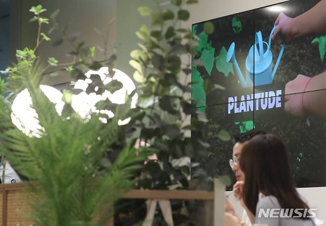 [서울=뉴시스] 권창회 기자 = 농심과 풀무원이 나란히 비건 레스토랑을 오픈했다. 가치소비 트렌드와 함께 국내에 '비건 열풍'이 불고 있는 가운데, 양사는 각기 다른 전략으로 젊은 비건층을 공략한다는 계획이다. 사진은 25일 오후 서울 강남구 코엑스몰 내 풀무원의 비건 식당인 '플랜튜드' 모습.  2022.05.25. kch0523@newsis.com