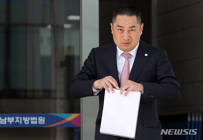 [서울=뉴시스] 조성우 기자 = 강용석 무소속 경기도지사 후보가 25일 오후 서울 양천구 서울남부지방법원에서 열린 김은혜 국민의힘, 김동연 더불어민주당 경기도지사 후보 양자토론 방송금지 가처분 신청 선고에 출석 전 기자회견을 위해 이동하고 있다. 2022.05.25. xconfind@newsis.com