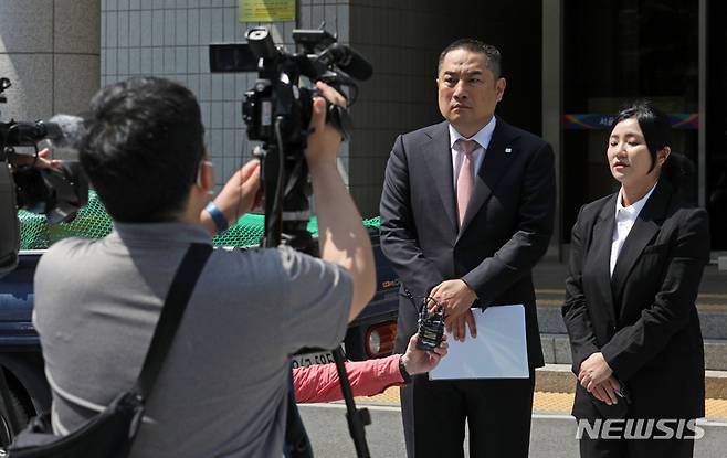 [서울=뉴시스] 조성우 기자 = 강용석 무소속 경기도지사 후보가 25일 오후 서울 양천구 서울남부지방법원에서 열린 김은혜 국민의힘, 김동연 더불어민주당 경기도지사 후보 양자토론 방송금지 가처분 신청 선고에 출석하며 입장을 밝히고 있다. 2022.05.25. xconfind@newsis.com