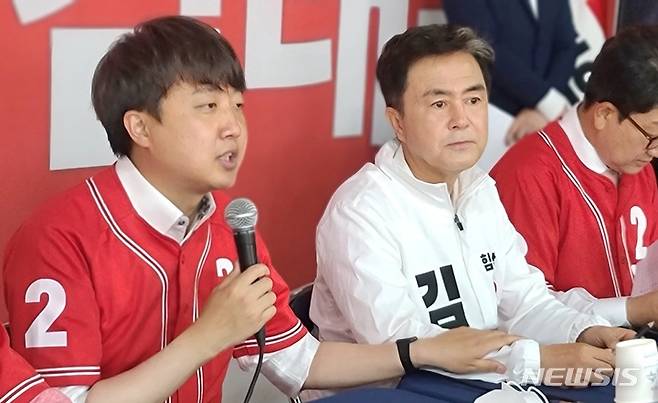 [천안=뉴시스] 이종익 기자 = 이준석 국민의힘 상임선대위원장이 25일 오전 충남 천안의 김태흠 충남도지사 후보선거사무실에서 열린 중앙선대위 충청남도 현장회의에서 발언하고 있다. 2022.05.25. 007news@newsis.com