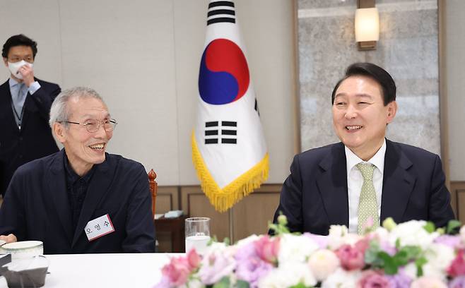 [서울=뉴시스] 윤석열 대통령이 25일 서울 용산 대통령실 청사에서 국민희망대표 초청 대통령 기념 시계 증정식을 마친 뒤 배우 오영수 등 국민희망대표들과 오찬하고 있다. (사진=대통령실 제공) 2022.05.25. photo@newsis.com *재판매 및 DB 금지