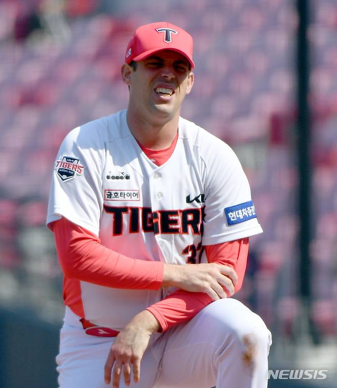 [광주=뉴시스] 류형근 기자 = 3일 오후 광주 북구 광주-기아챔피언스필드에서 열린 2022프로야구 KIA 타이거즈 대 LG 트윈스의 경기, 3회초 1사에서 KIA 선발투수 놀린이 LG 3번타자 김현수의 타구를 맞고 아파하고 있다. 2022.04.03. hgryu77@newsis.com