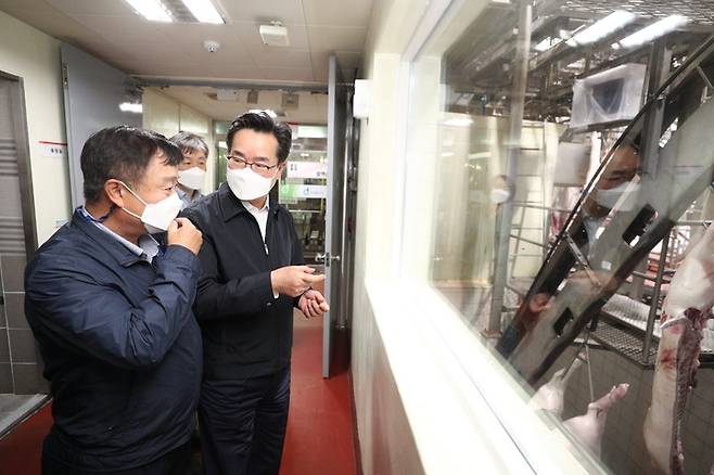 [세종=뉴시스] 정황근 농림축산식품부 장관이 25일 경기 안성시에 있는 도드람엘피씨를 방문해 돼지고기 수급 상황 점검했다. (사진=농식품부 제공) *재판매 및 DB 금지