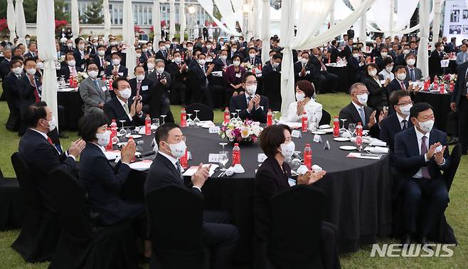 [서울=뉴시스] 전신 기자 = 윤석열 대통령이 25일 서울 용산 대통령실 청사 앞 잔디광장에서 열린 2022 대한민국 중소기업인대회에서 김기문 중소기업중앙회장의 개회사에 박수 보내고 있다. 2022.05.25. photo1006@newsis.com