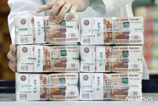 [서울=뉴시스] 최동준 기자 = 러시아 루블화의 대 달러교환 가치가 4년 전인 2018년 3월 이후 가장 높은 수준으로 높아졌다. 러시아의 우크라이나 '특별군사 작전' 직후 서방의 전면적인 경제 제재에도 불구하고 올해 들어 지금까지 대달러 가치가 29%나 상승했다. 사진은 25일 서울 중구 하나은행 위변조 대응센터에서 검수중인 루블화. 2022.05.25. photocdj@newsis.com