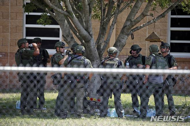[AP/뉴시스] 24일 미국 텍사스주 학교 집단총격 현장인 랍 초등학교