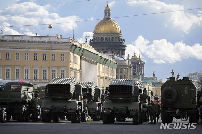 [상트페테르부르크=AP/뉴시스] 제2차 세계대전 승전 77주년(전승절) 기념 열병식을 하루 앞둔 8일(현지시간) 러시아 상트페테르부르크의 드보르초바야 광장에 러시아 군용 차량들이 대기하고 있다. 2022.05.09.
