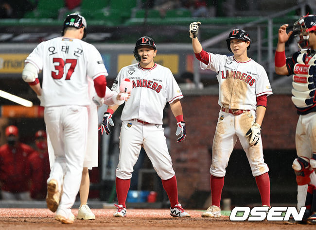 [OSEN=인천, 이대선 기자] 25일 오후 인천 SSG 랜더스필드에서 '2022 신한은행 SOL KBO 리그' SSG 랜더스와 롯데 자이언츠의 경기가 열렸다.5회말 2사 1,2루에서 SSG 오태곤이 좌월 스리런 홈런을 치고 홈에서 최주환과 박성한의 축하를 받고 있다. 2022.05.25 /sunday@osen.co.kr