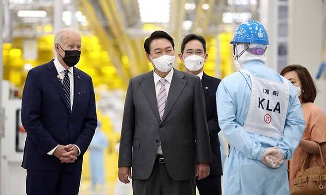 취임 후 한국을 첫 방문한 조 바이든 미국 대통령이 윤석열 대통령과 지난 20일 오후 경기도 평택시 삼성전자 반도체공장을 방문, 이재용 부회장의 안내를 받으며 공장을 시찰하고 있다. 연합뉴스