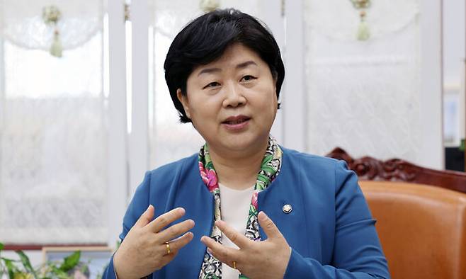 서영교 국회 행정안전위원회 위원장이 지난 12일 국회 집무실에서 2년여간 행안위가 통과시킨 민생법안들에 대해 설명하고 있다. 행안위는 21대 국회 상임위 중 가장 많은 법안을 처리했다. 허정호 선임기자