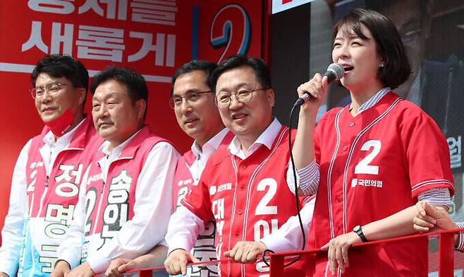 배현진 국민의힘 최고위원이 25일 대전 동구 역전시장에서 지원 유세를 하고 있다. 뉴스1