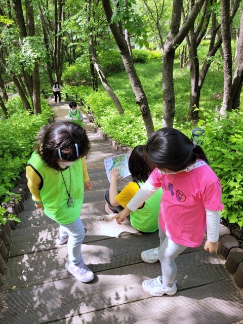 지난해 서울 서대문구 안산에서 진행된 ‘런(Run) 런(Learn) 서대문’에 참가한 어린이들이 이야기를 나누고 있다.서대문구 제공