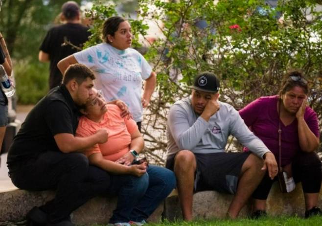 24일(현지시간) 12시 17분 미국 텍사스주 유발데에 있는 롭 초등학교에서 총격 사건이 일어났다. 텍사스 주지사는 학생 19명을 포함해 최소 21명이 총에 맞아 숨졌다고 발표했다