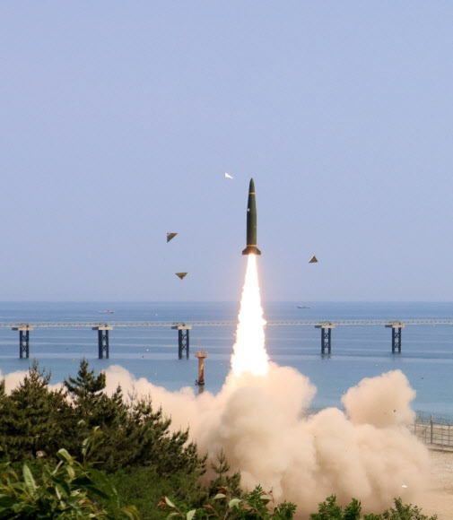 - 25일 합동참모본부가 이날 오전 동해상에서 한미연합 지대지 미사일 실사격 훈련을 했다고 밝혔다. 북한의 전략적 도발에 대한 한미 군 당국의 공동대응은 2017년 7월 이후 4년 10개월 만이다. 사진은 미사일 발사 모습. 2022.5.25 합동참모본부 제공