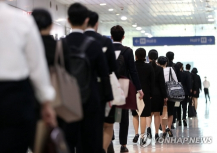한 취업박람회장에 입장하기 위해 면접자들이 줄 지어 서있다. 연합뉴스