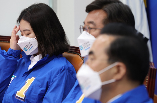 박지현(왼쪽) 더불어민주당 상임선거대책위원장이 25일 오전 서울 여의도 국회에서 열린 국정 균형과 민생 안정을 위한 선대위 합동 회의에서 머리를 감싸 쥐고 있다. 연합뉴스