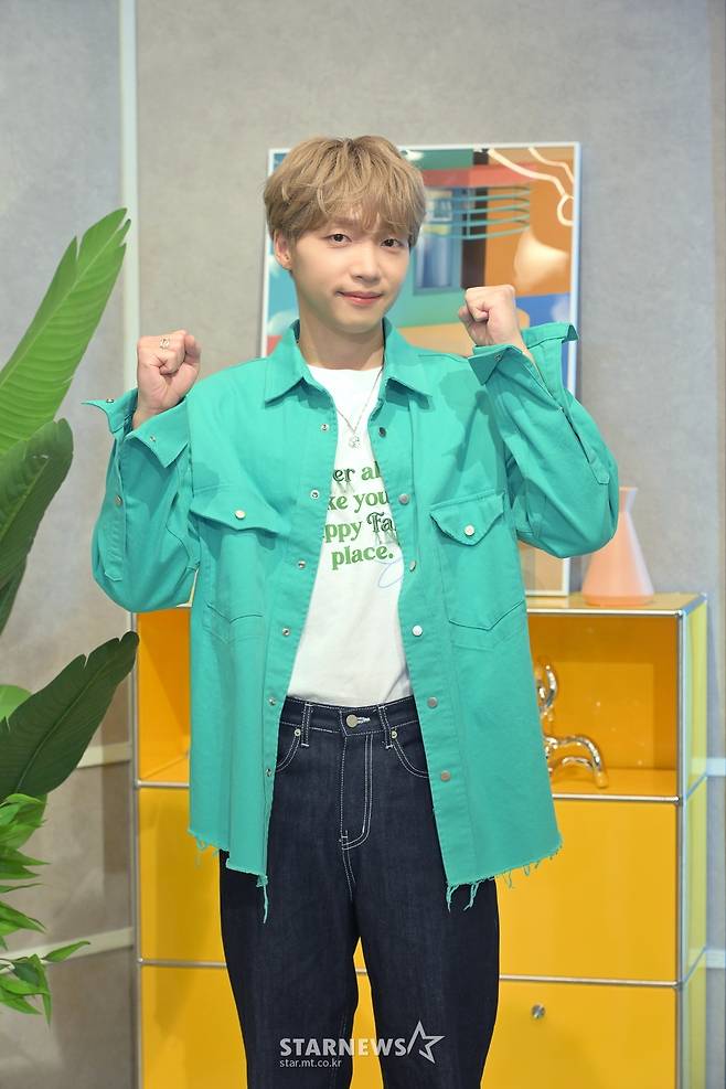 가수 정세운이 25일 오후 온라인 생중계로 진행된 KBS 2TV 새 예능 '요즘 것들이 수상해' 제작발표회에 참석해 포즈를 취하고 있다.  자신만의 꽃길을 찾아 나선 수상한 '요즘것들'의 관찰일기 '요즘 것들이 수상해'는 오늘(25일) 첫 방송된다. /사진제공=KBS 2022.05.25 /사진=이동훈 기자 photoguy@