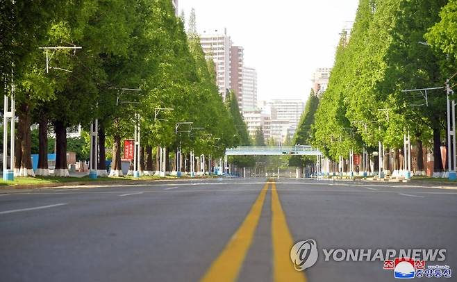 코로나 봉쇄에 한산한 북한 도로 (서울=연합뉴스) 조선중앙통신은 16일 국가방역체계가 최대비상방역체계로 이행되면서 평양에 지역별 봉쇄와 단위별 격폐 조치가 유지되고 있다고 보도했다. 사진 속 도로가 한산하다. [조선중앙통신 홈페이지 캡처] 2022.5.16 
    [국내에서만 사용가능. 재배포 금지. For Use Only in the Republic of Korea. No Redistribution] 
 nkphoto@yna.co.kr