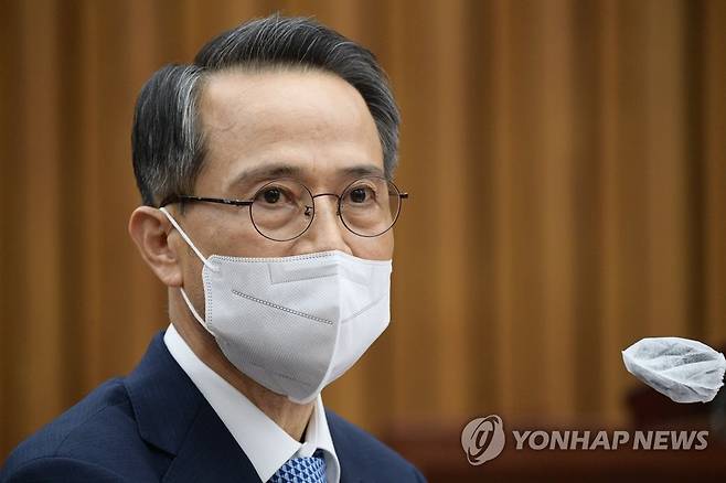 답변하는 김규현 국가정보원장 후보자 (서울=연합뉴스) 백승렬 기자 = 윤석열 정부 초대 국가정보원장으로 지명된 김규현 후보자가 25일 서울 여의도 국회에서 열린 인사청문회에서 의원들의 질의에 답변하고 있다. 2022.5.25 [국회사진기자단] srbaek@yna.co.kr