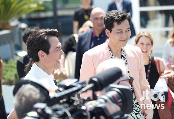 제75회 칸영화제(Cannes Film Festival) 미드나잇 스크리닝 부문에 공식 초청된 영화 '헌트'의 이정재 감독과 정우성이 19일(현지시간) 팔레 드 페스티벌(Palais des Festival)에서 진행된 포토콜 참여 전 기분 좋게 현장을 즐기고 있다. | 칸(프랑스) 박세완 기자 park.sewan@joongang.co.kr 〈사진=JTBC엔터뉴스〉