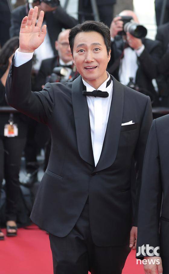 제75회 칸영화제(Cannes Film Festival) 경쟁부문 초청작 '헤어질 결심'의 박찬욱 감독과 탕웨이, 박해일이 23일 오후 6시(현지시간) 뤼미에르 대극장(GRAND THEATRE LUMIERE) 월드 프리미어 상영에 앞서 레드카펫을 밟았다. | 칸(프랑스)=박세완 park.sewan@joongang.co.kr 〈사진=JTBC엔터뉴스〉