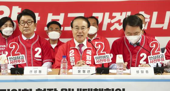 국민의힘 윤형선 계양을 국회의원 후보가 26일 인천시 계양구 윤 후보 선거 사무실에서 열린 현장 원내대책회의에서 발언하고 있다. 〈사진=연합뉴스〉