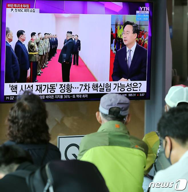 25일 서울 중구 서울역 대합실에서 시민들이 북한의 미사일 발사 뉴스를 시청하고 있다. 2022.5.25/뉴스1 © News1 장수영 기자