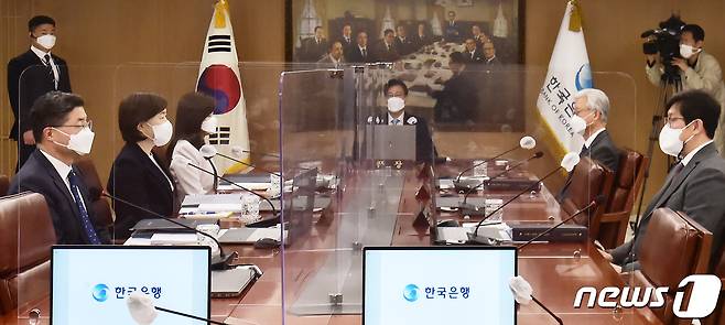 주상영 금통위원회 의장 직무대행이 14일 오전 서울 중구 한국은행에서 열린 금융통화위원회 본회의를 주재하고 있다. 이날 금통위는 기준금리를 종전의 연 1.25%에서 1.50%로 0.25%포인트(p) 인상했다. 2022.4.14/뉴스1 © News1 사진공동취재단