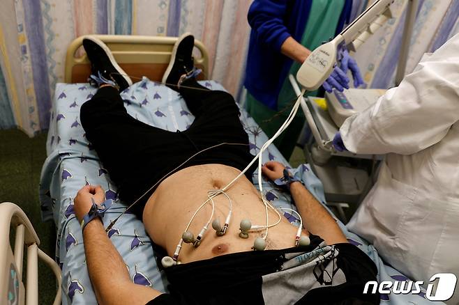 지난 2월 이스라엘 텔아비브에 위치한 한 병원에서 롱코비드 후유증을 앓고 있는 환자가 진찰을 받고 있다. © 로이터=뉴스1 © News1 원태성 기자