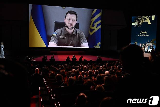 볼로디미르 젤렌스키 우크라이나 대통령이 칸 영화제 개막식에서 깜짝 영상 연설을 했다. © AFP=뉴스1 © News1