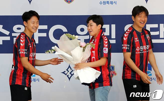 '여자축구 간판' 지소연이 26일 오후 경기 수원시청에서 열린 수원FC위민스 입단 기자회견에서 수원FC 이승우, 박주호에게 팀 머플러와 꽃다발을 받고 있다. 등 번호 91번을 선택한 지소연의 WK리그 데뷔전은 이르면 7월4일 16라운드가 될 전망이다. 2022.5.26/뉴스1 © News1 구윤성 기자