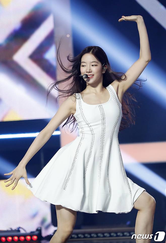 르세라핌 카즈하가 25일 경기도 고양시 일산 MBC 드림센터에서 열린 ‘쇼챔피언’에서 멋진 공연을 선보이고 있다. © News1 권현진 기자