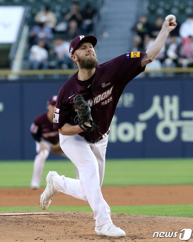 26일 오후 서울 송파구 잠실야구장에서 열린 프로야구 '2022 신한은행 SOL KBO리그' 키움 히어로즈와 LG트윈스와의 경기 1회말 키움 선발투수 요키시가 역투하고 있다. 2022.5.26/뉴스1 © News1 장수영 기자