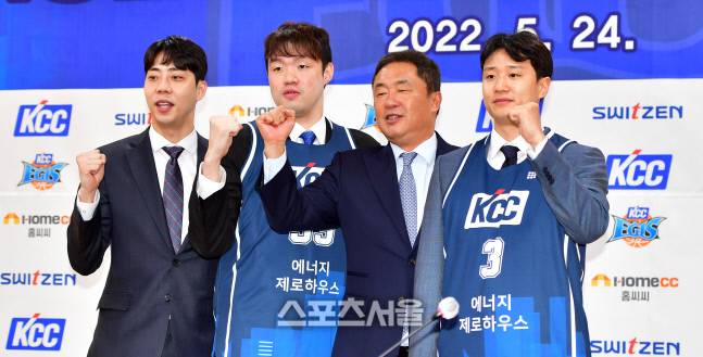 자유계약자격으로 KCC이지스에 새 둥지를 트는  허웅과 이승현이 24일 서초동 KCC본사에서 입단식을 겸한 기자회견에서 2022-23시즌에 대한 포부를 밝혔다.  기자회견을 마친 허웅, 이승현과 주장 정창영, 전창진 감독이 선전을 다짐하며 화이팅을 외치고 있다. . 2022.05.24.서초동 | 강영조기자kanjo@sportsseoul.com