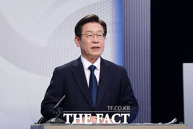 인천 계양구을 재·보궐 선거에 출마선언한 이재명 민주당 후보가 25일 오후 경기도 부천시 OBS경인TV 스튜디오에서 열린 계양구 선거관리위원회 주관 '국회의원 보궐선거 계양구을선거구 후보자 토론회' 시작에 앞서 리허설을 하고 있다./더팩트DB