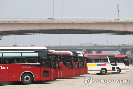 (사진=연합뉴스) 지난 23일 서울의 한 주차장에 관광버스 등 경유차량이 서 있다. 오피넷에 따르면 이날 오후 기준 전국평균 경유 가격은 L(리터)당 1997.95원으로 휘발유 판매 가격 1987.94원보다 비싸다.