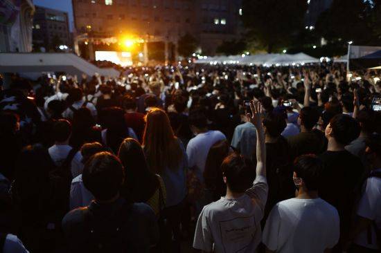 24일 오후 서울 성북구 고려대학교에서 열린 2022 고려대 대동제에서 학생들이 연예인 공연을 보고 있다. [이미지출처=연합뉴스]