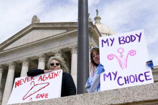 낙태권 지지자들이 미국 오클라호마 주의회 의사당 앞에서 낙태권을 옹호하는 손팻말을 들고 있다. 사진 AP=연합뉴스