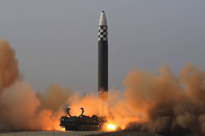 2022년 3월 24일 북한이 신형 대륙간탄도미사일(ICBM)이라고 주장하는 '화성-17형'을 발사하는 장면. /노동신문·뉴스1